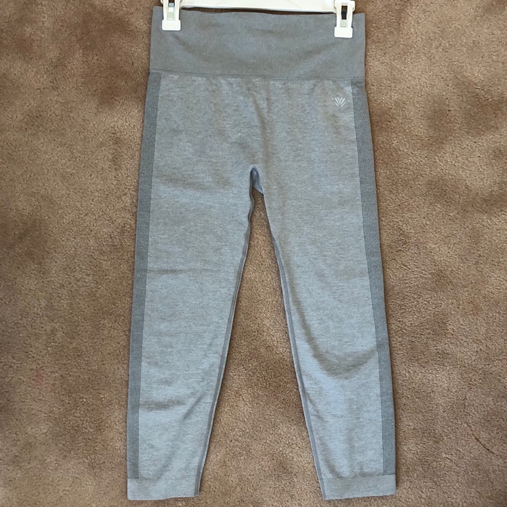 Forever 21 gray cropped leggings